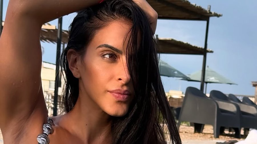 Celeste Muriega se despidió del verano con una microbikini rayada en blanco y negro