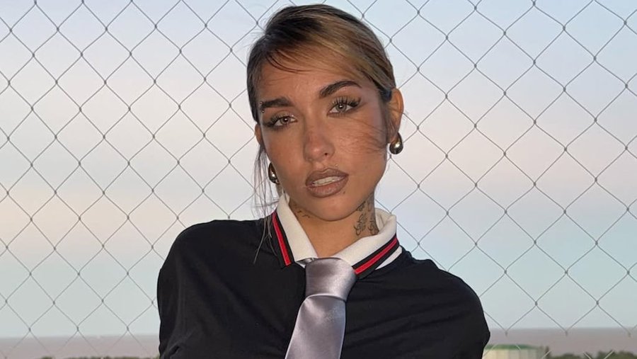 María Becerra presentó su línea de zapatos y deslumbró con su look ejecutiva chic con brillos
